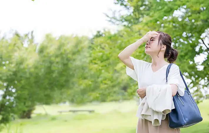汗をかく女性の写真