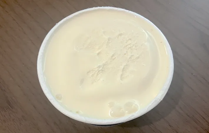 アイスクリームが溶けかけている場面