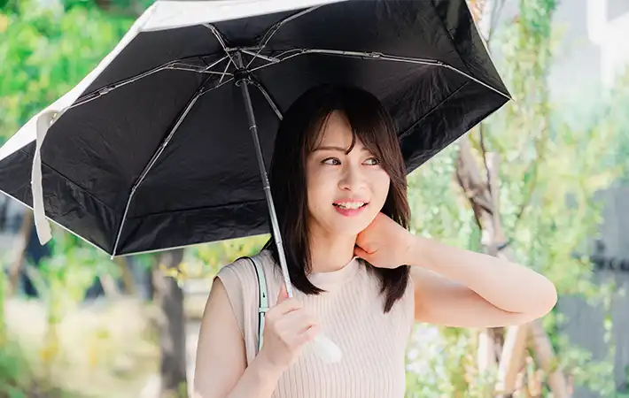 日傘をさした女性の写真