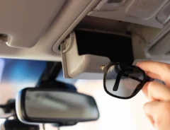 運転中のサングラスの写真