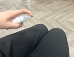 冷却スプレーをかける場面