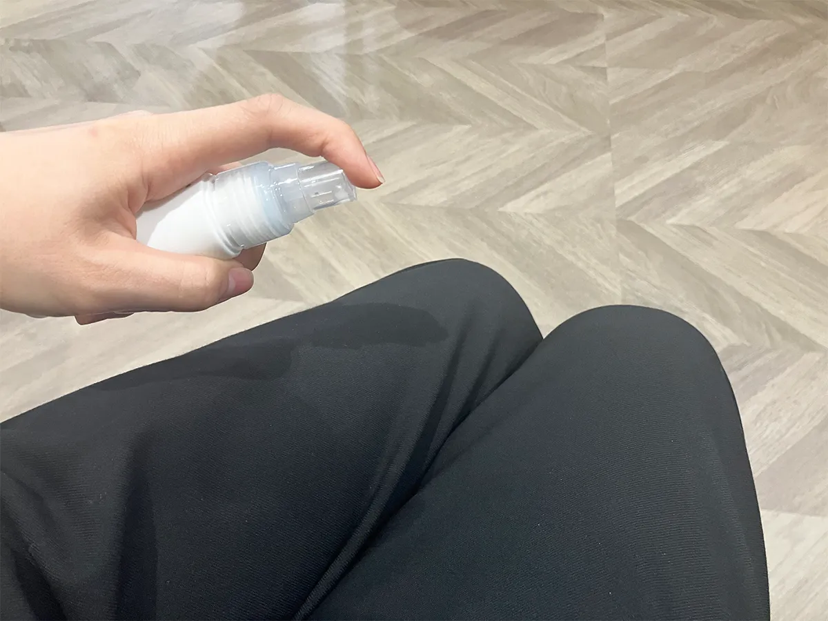 冷却スプレーをかける場面