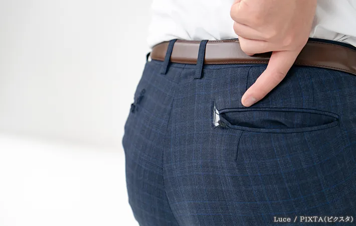 パンツのポケット横の破れの写真