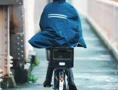 自転車とレインコートを着た人の写真