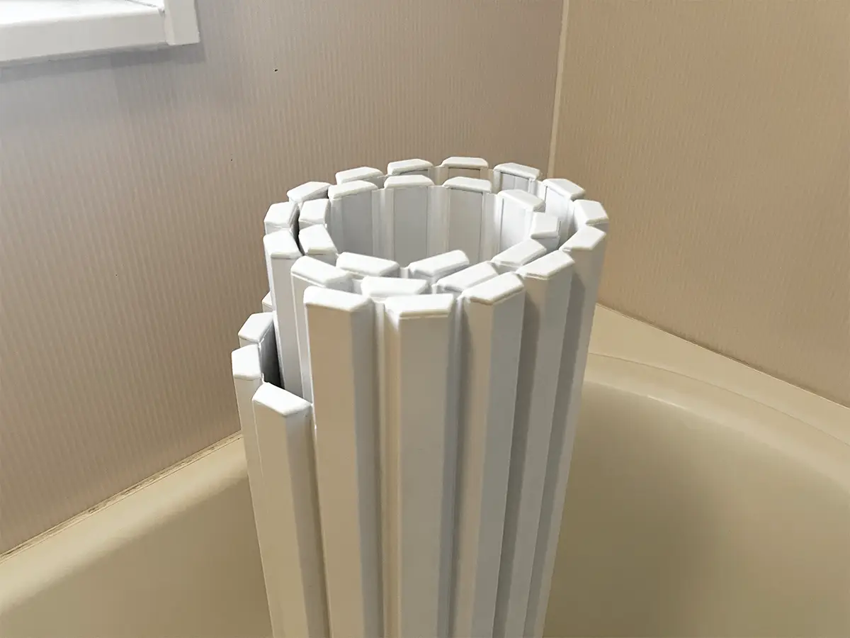 お風呂の蓋を置いた場面