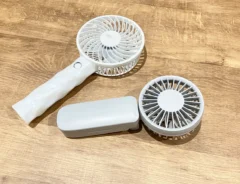 ハンディファンを机に置く場面