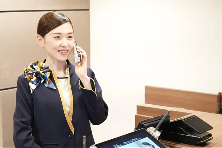 ホテルのフロントの女性の写真
