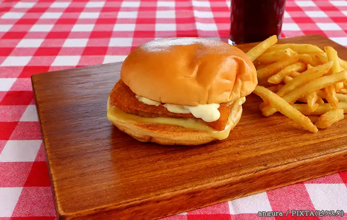 ハンバーガーと赤いチェックのテーブルクロスの写真