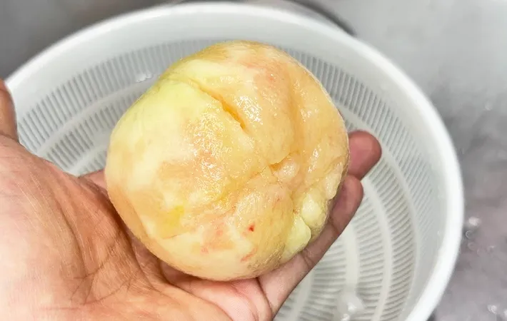 『湯剥きした桃』の写真（撮影：キジカク）