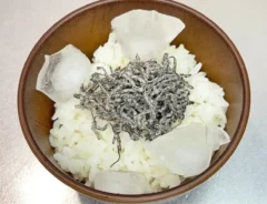 『くらこん塩こんぶ』で作る冷やし茶漬けの写真（撮影：キジカク）