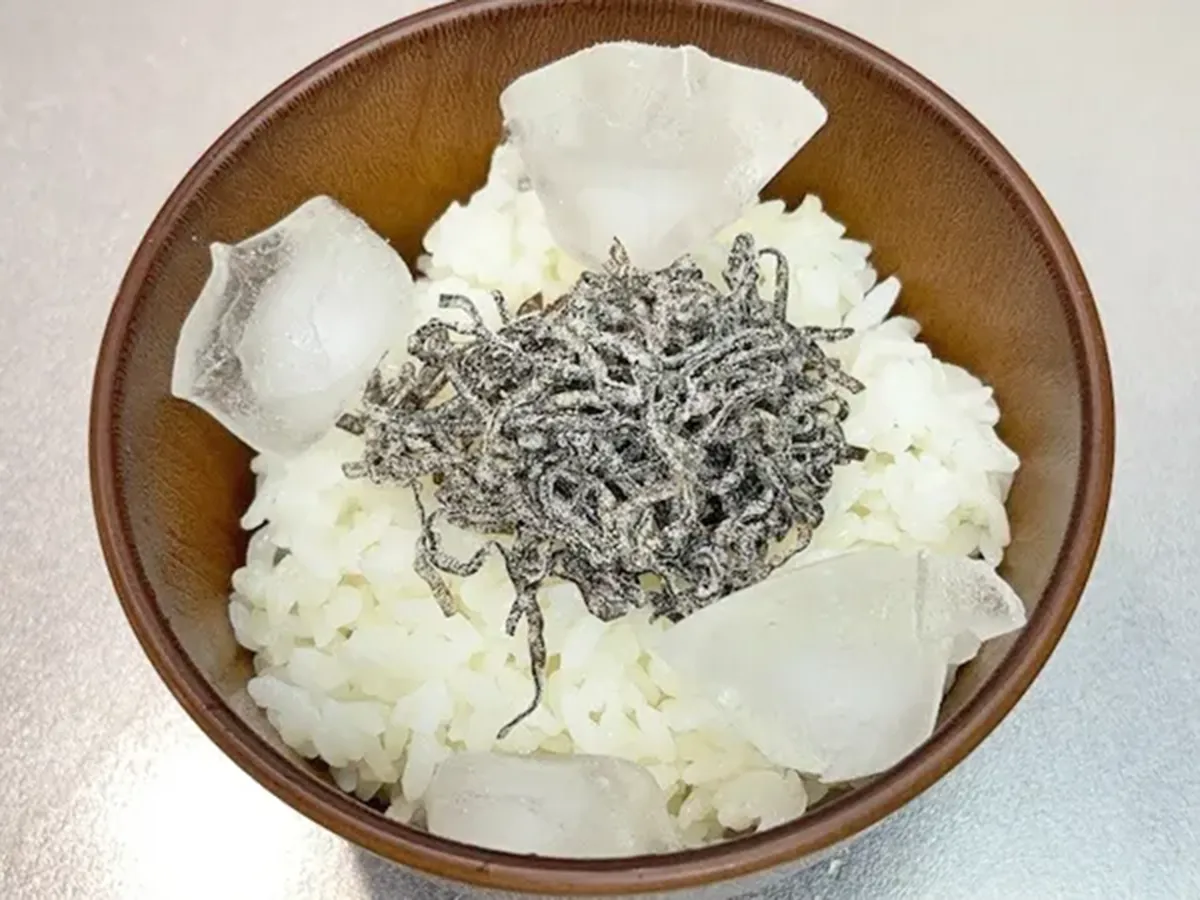 『くらこん塩こんぶ』で作る冷やし茶漬けの写真（撮影：キジカク）