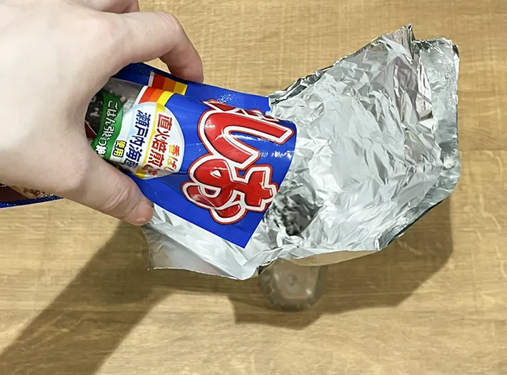 調味料を粉チーズの空容器に入れる写真（撮影：grapeライフハック編集部）
