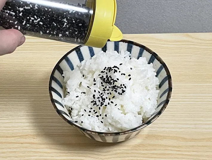 ご飯にゴマ塩をかける写真（撮影：grapeライフハック編集部）