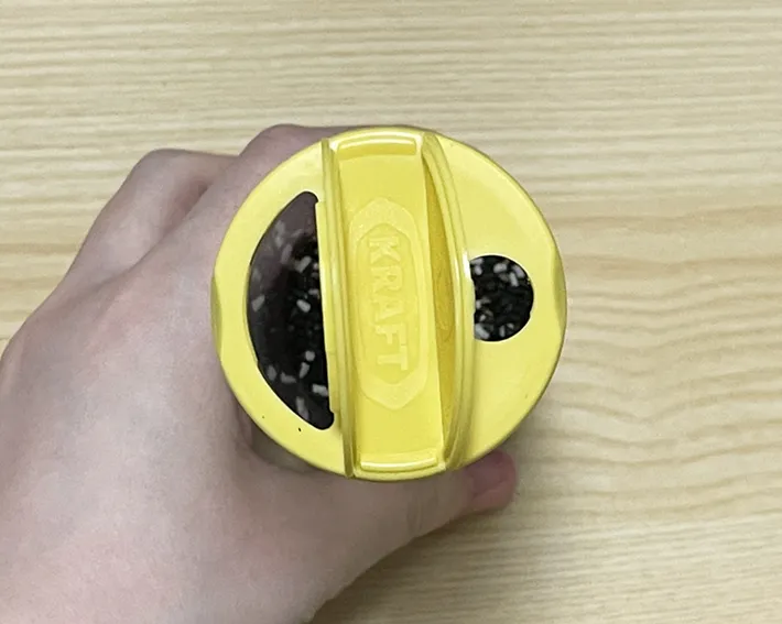 粉チーズの容器の蓋の写真（撮影：grapeライフハック編集部）