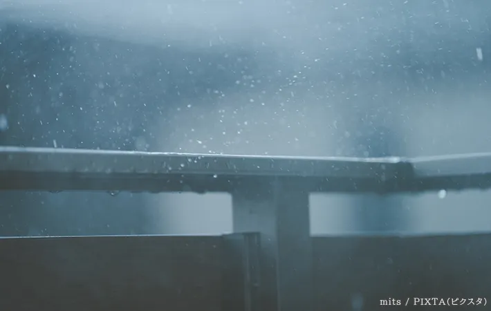 雨とベランダの写真