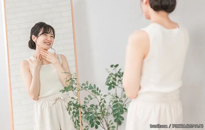 日焼け止めを塗る女性の写真