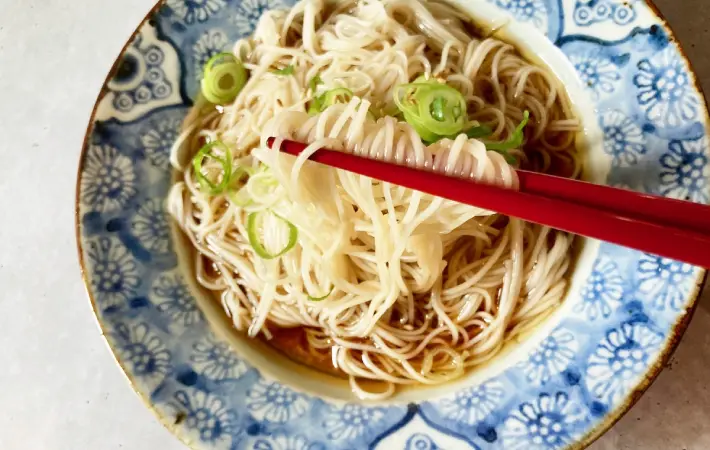 麺を持ち上げている画像（撮影：エニママ）
