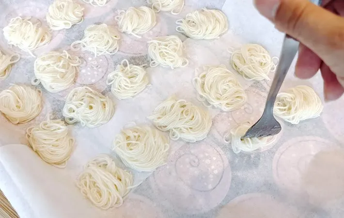 『そうめんお菓子』を作る写真（撮影：キジカク）