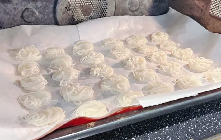 『そうめんお菓子』を作る写真（撮影：キジカク）