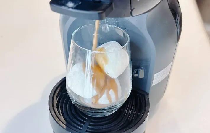 雪見だいふくが入った耐熱グラスにコーヒーメーカーでエスプレッソを抽出している画像（撮影：キジカク）