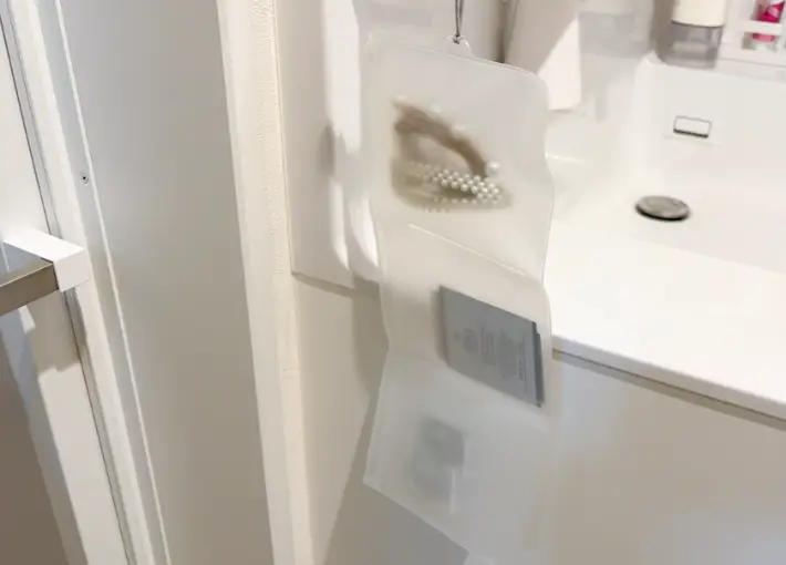 フックに吊り下げた画像（撮影：エニママ）