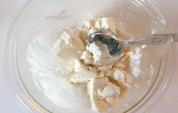 豆腐と片栗粉を混ぜている画像（撮影：エニママ）