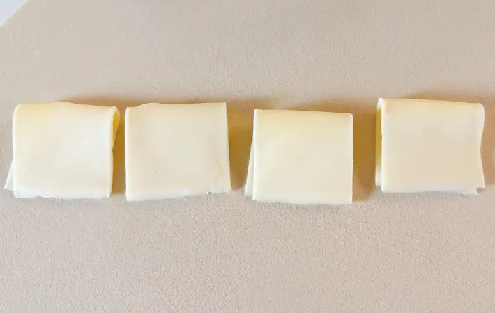 チーズを折った画像（撮影：エニママ）
