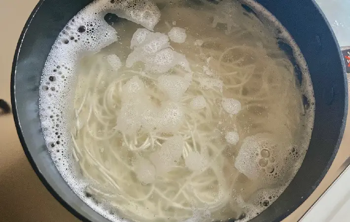 そうめんをゆでている画像（撮影：エニママ）
