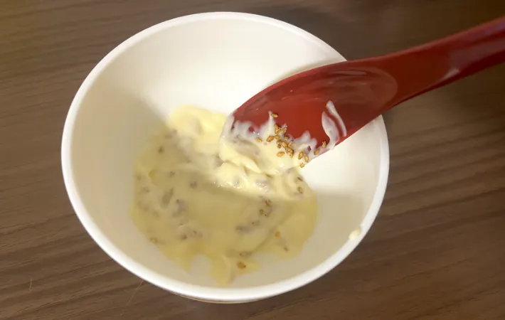 ごまとマヨネーズを混ぜた画像（撮影：エニママ）