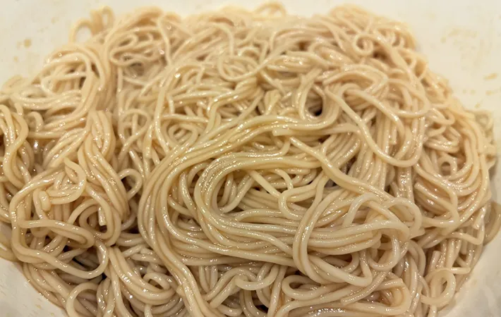 タレと和えた麺の画像（撮影：エニママ）