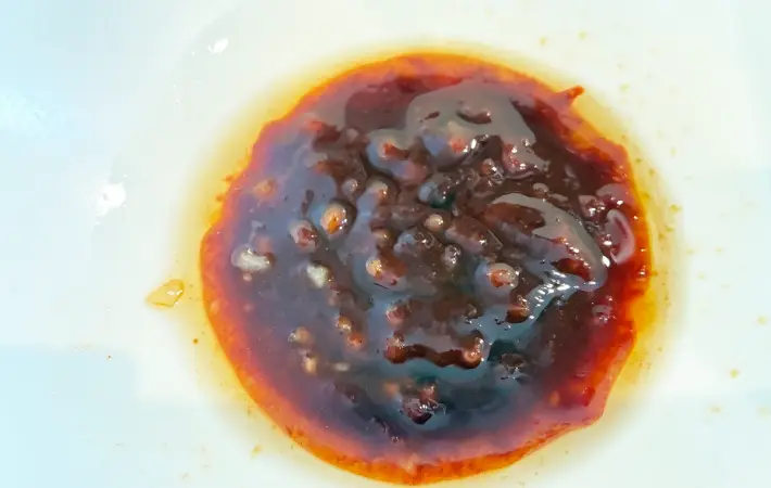 コチュジャン・ごま油・醤油・砂糖・にんにくを混ぜている画像（撮影：エニママ）