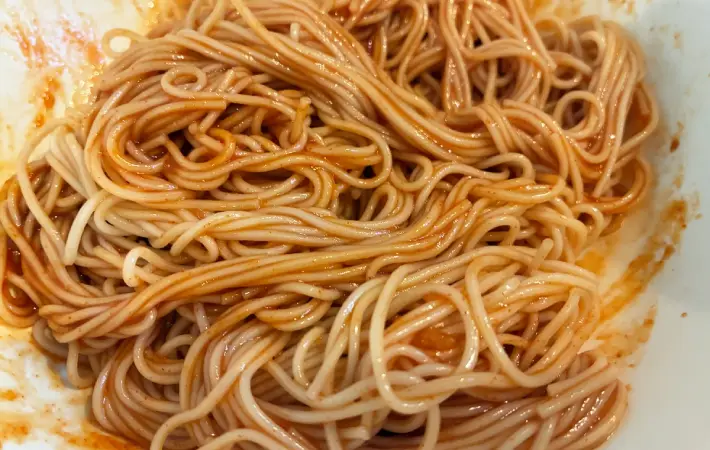 タレとそうめんを混ぜている画像（撮影：エニママ）