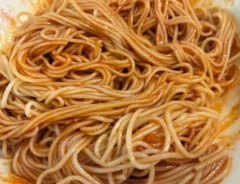 タレのからんだそうめん