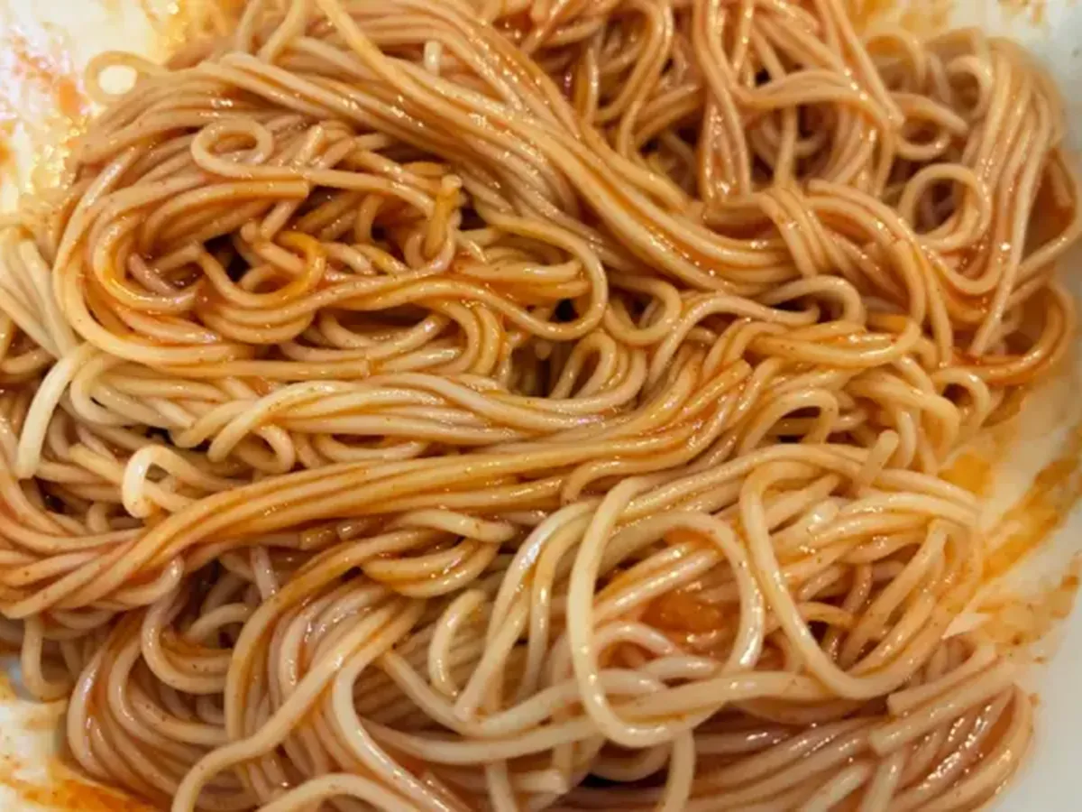 タレのからんだそうめん