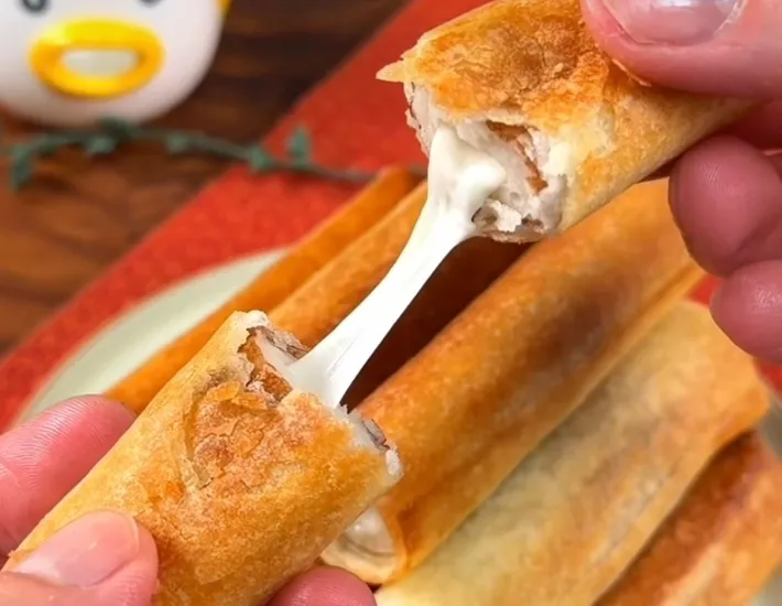 チーズを伸ばしているちくチー春巻きの画像