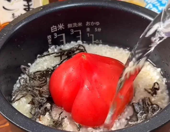 炊飯器に水を入れている画像