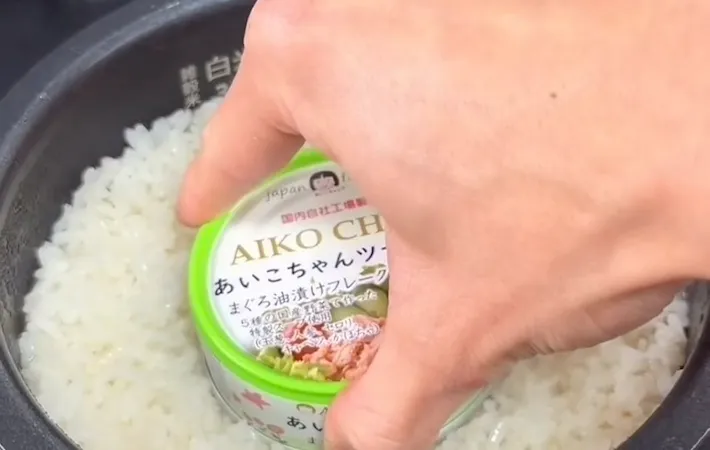 炊きあがったご飯にツナマヨを加えた画像
