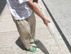 傘を持つ男性の写真