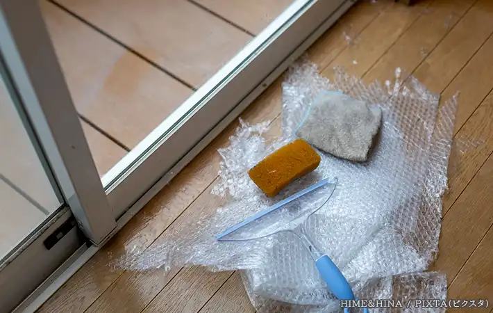 窓と断熱シートの写真