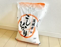 袋に入ったコメの写真