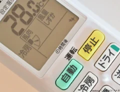 28℃に設定したエアコンの写真