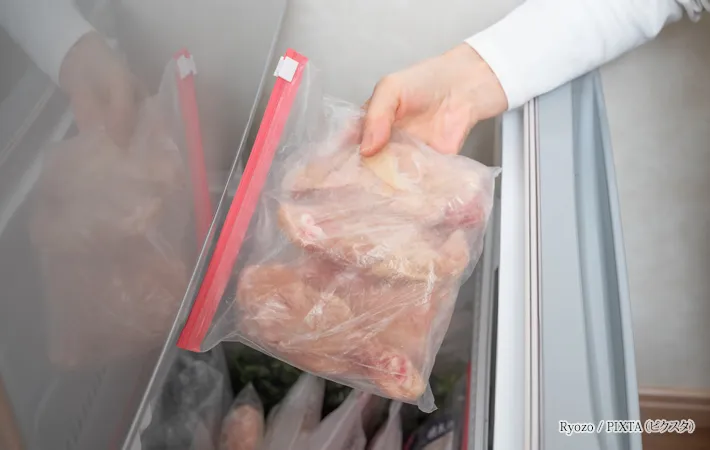 『冷凍保存している鶏肉の手羽元』の写真