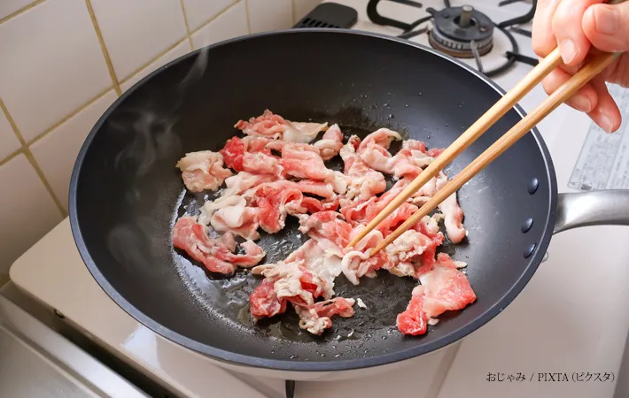 『豚肉をフライパンで焼く様子』の写真