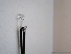 壁のフックを使用している写真