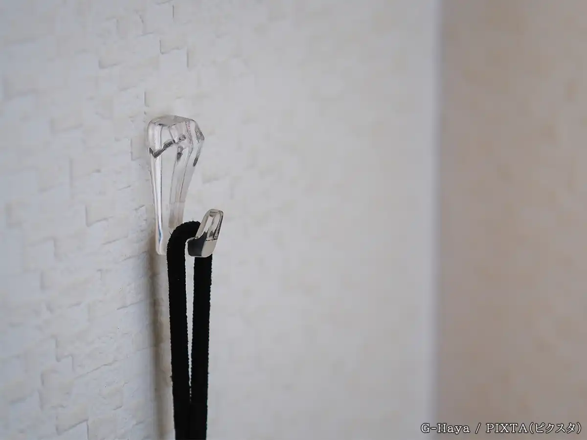壁のフックを使用している写真