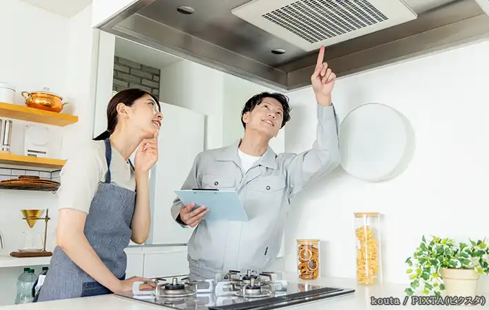 レンジフードを確認する人の写真