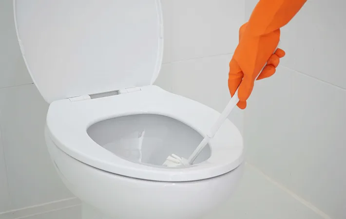 トイレを掃除する写真