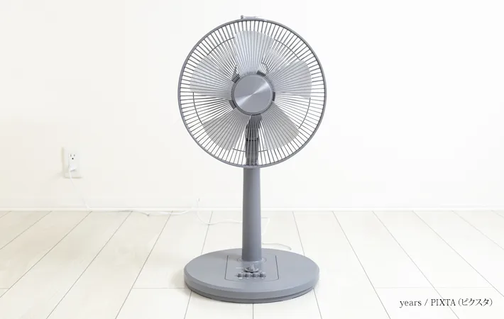 『白い部屋に置かれた扇風機』の写真