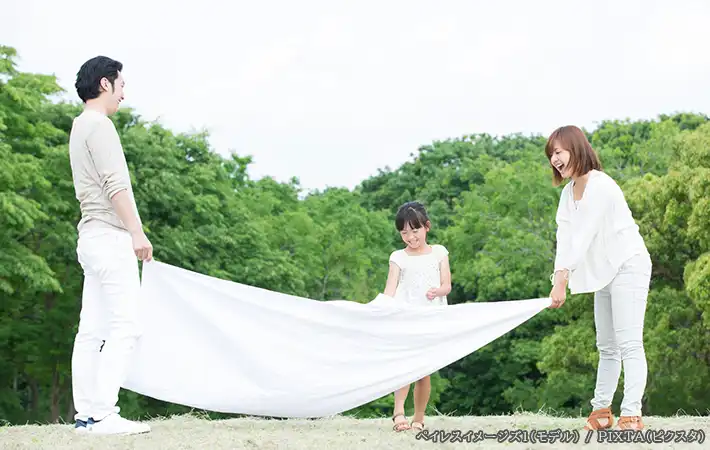 レジャーシートと親子の写真