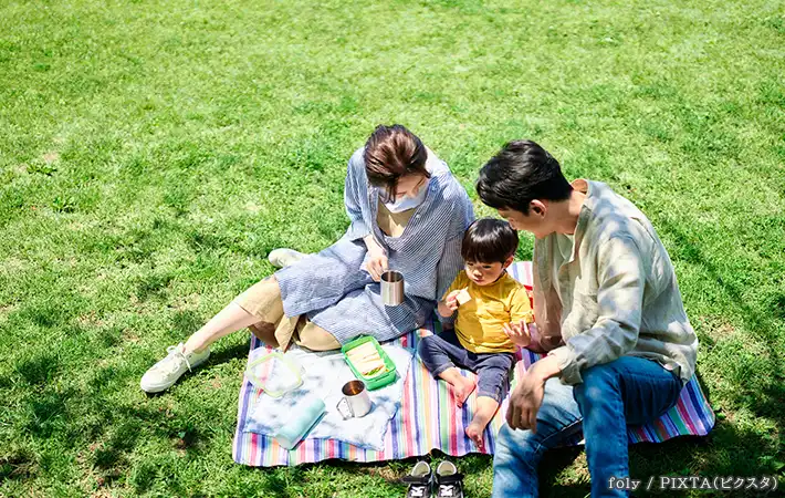 レジャーシートと親子の写真